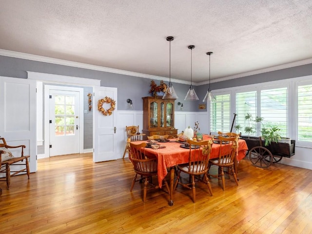 dining space featuring a wealth of natural light, light hardwood / wood-style floors, and ornamental molding