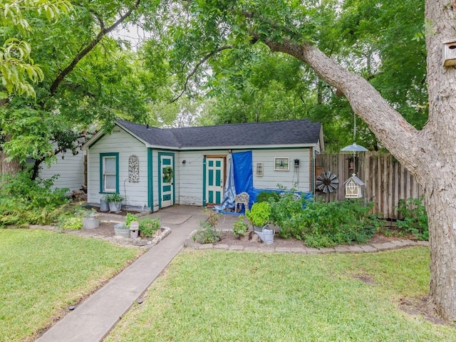 view of front of house featuring a front lawn