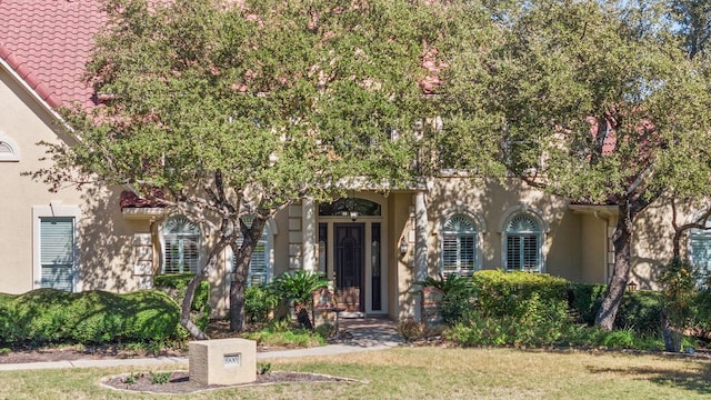 view of front of house featuring a front lawn