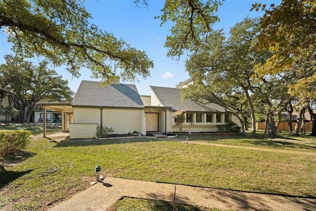 view of front of home featuring a front lawn