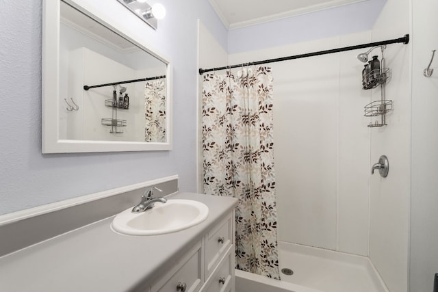 bathroom with a shower with curtain, crown molding, and vanity