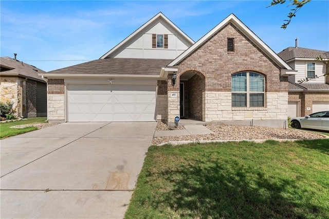 view of front of property featuring a front lawn