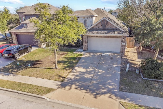 view of front of property featuring a front lawn