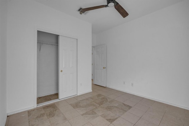 unfurnished bedroom featuring ceiling fan and a closet