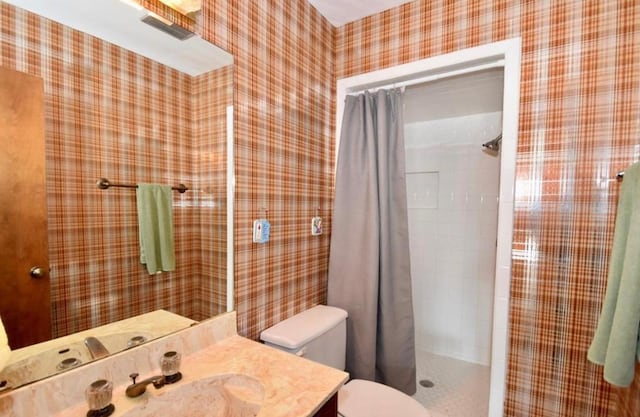 bathroom with a shower with curtain, vanity, and toilet