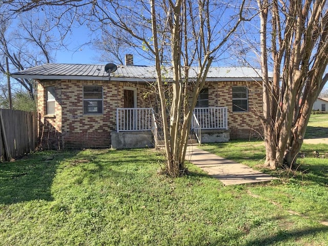 view of front facade with a front lawn