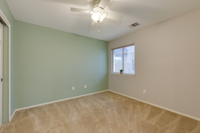 carpeted empty room featuring ceiling fan