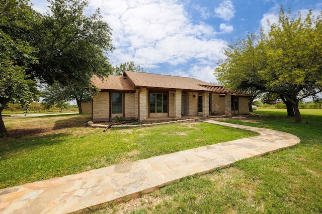 single story home featuring a front lawn