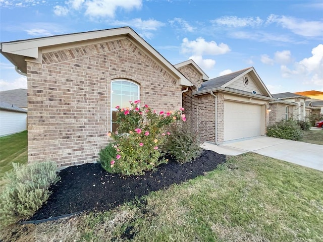 view of front of home featuring a front lawn and a garage