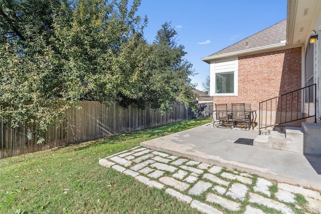 view of yard featuring a patio area