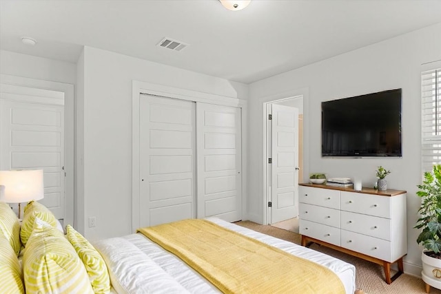 bedroom featuring carpet flooring and a closet