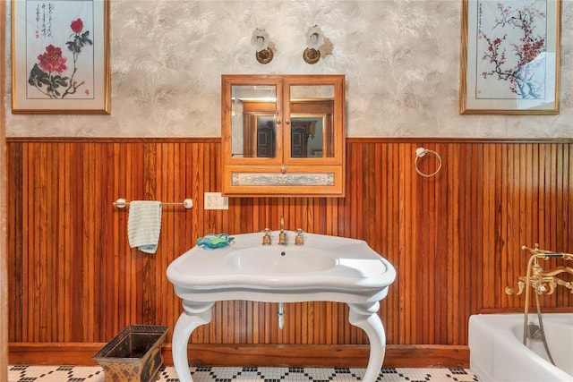 524 Saint Peter St, Gonzales, TX 78629 - bathroom featuring a tub and wallpapered walls