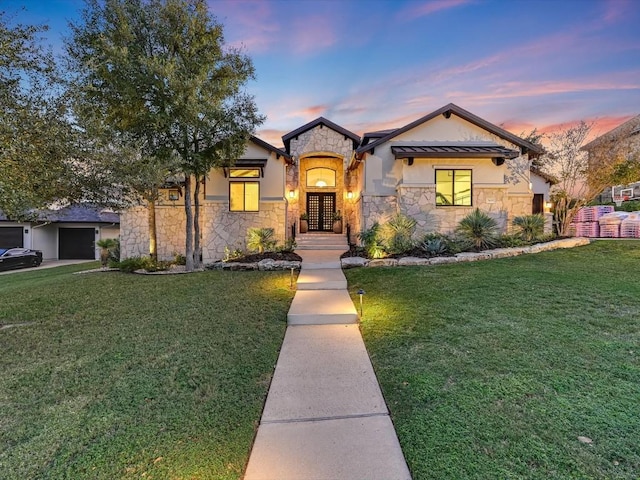 view of front of home featuring a lawn