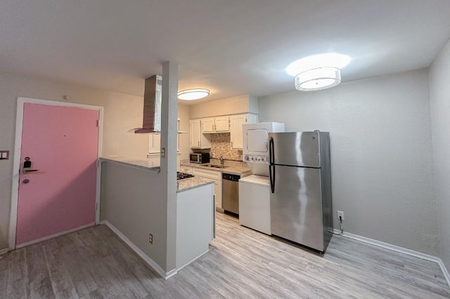 2401 Manor Rd Unit 236, Austin, TX 78722 - kitchen featuring stainless steel appliances, a sink, range hood, light wood finished floors, and baseboards