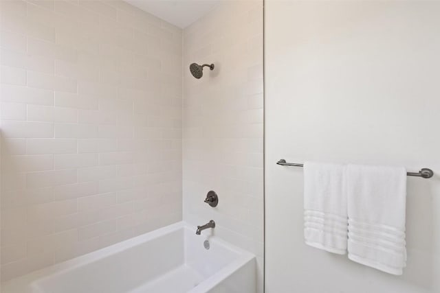 bathroom with tiled shower / bath combo