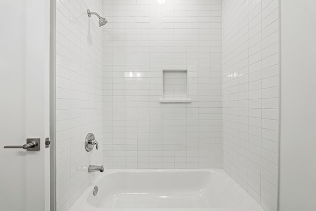 bathroom with tiled shower / bath combo