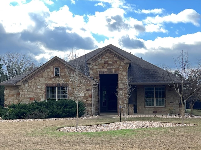 view of front of house featuring a front lawn