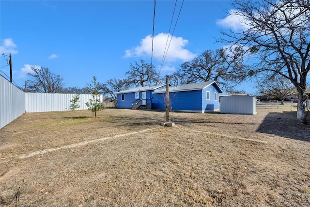 view of yard featuring a storage unit