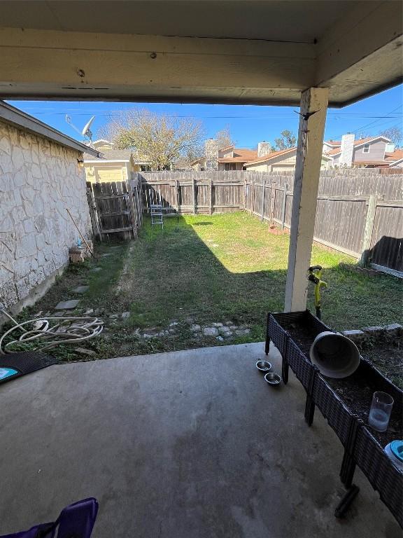 view of yard featuring a patio area