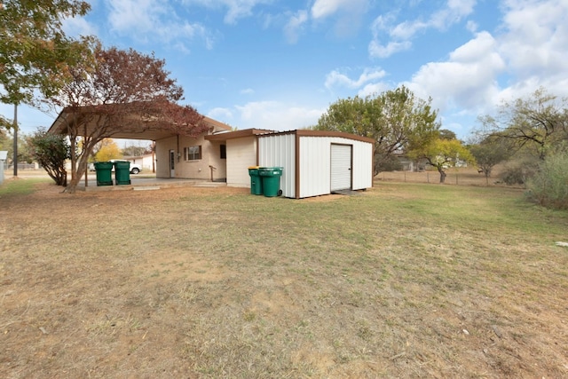 view of yard featuring a shed