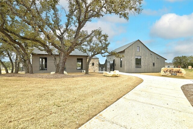 view of front of house featuring a front lawn