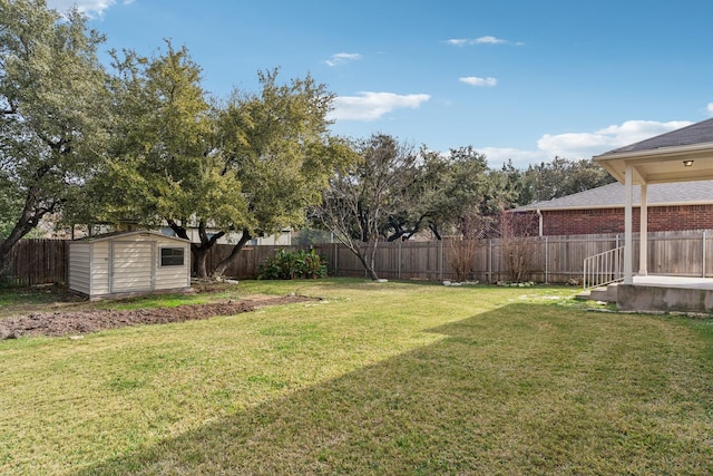 view of yard featuring a storage shed