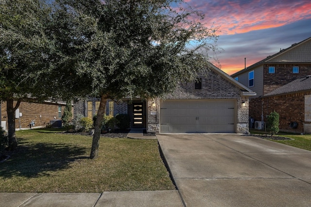 view of front facade featuring a yard and a garage