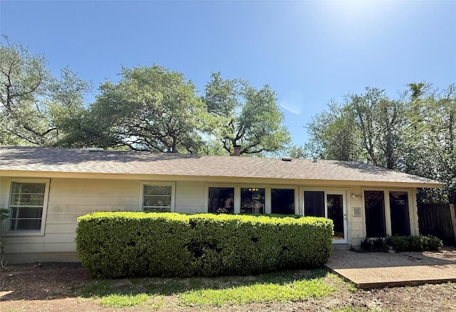 ranch-style home featuring a shingled roof