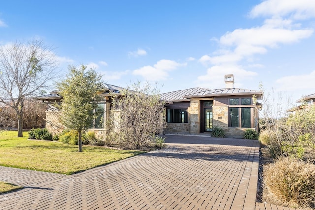 prairie-style home featuring a front lawn