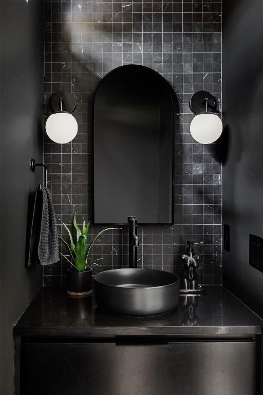 bathroom with tasteful backsplash and vanity