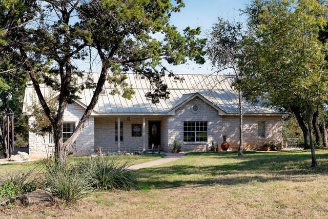 view of front facade with a front yard