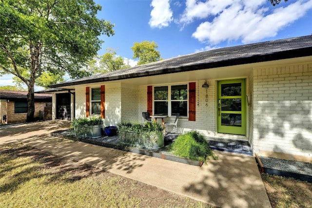 ranch-style home with a porch