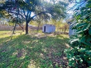 view of yard featuring a shed