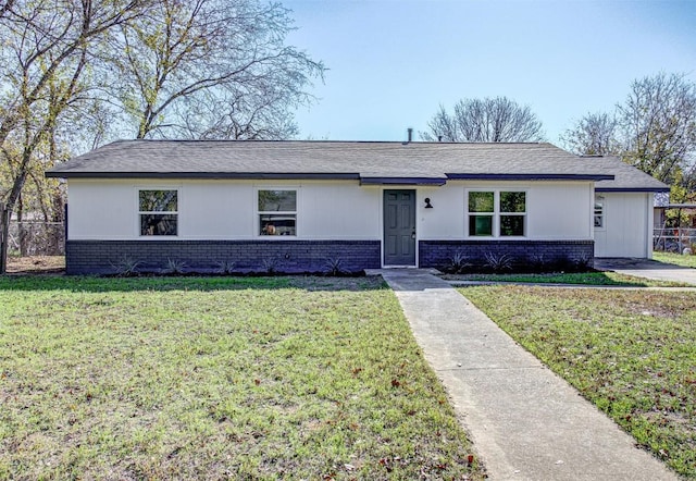 single story home featuring a front yard