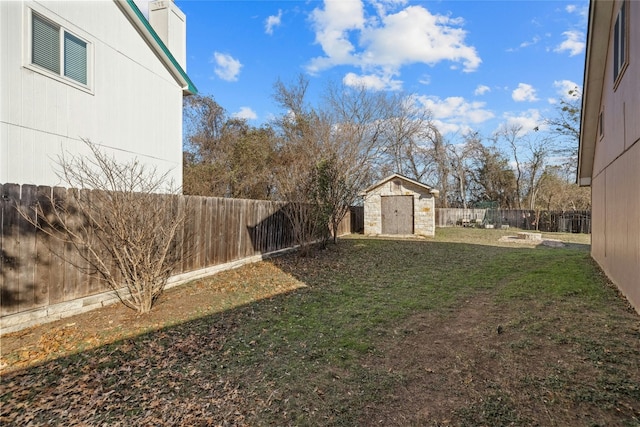 view of yard with a storage unit