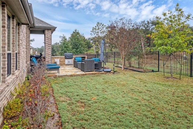 view of yard featuring an outdoor hangout area and a patio