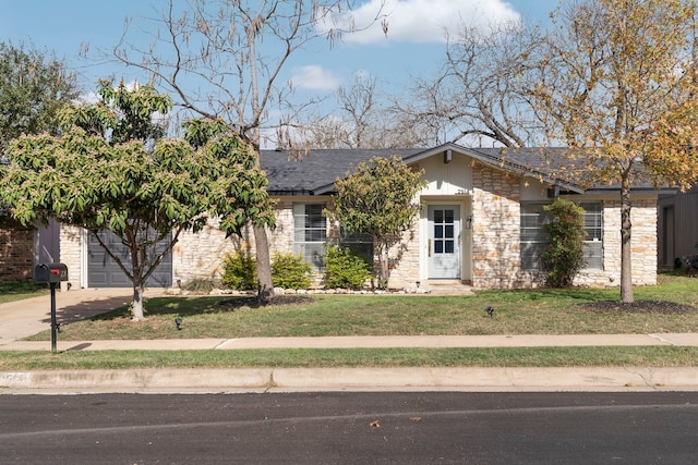 view of front facade featuring a garage and a front lawn