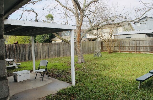 view of yard featuring a patio area