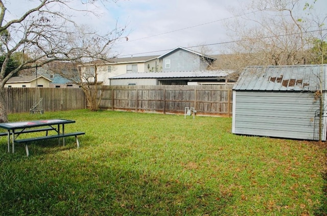 view of yard featuring a storage unit