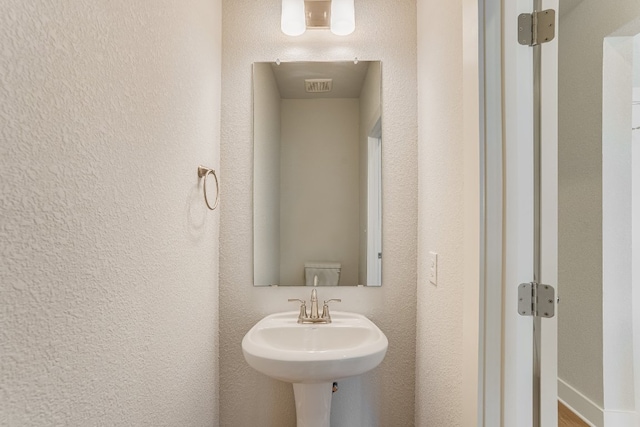 8504 Dongan Dr, Austin, TX 78744 - bathroom with a textured wall