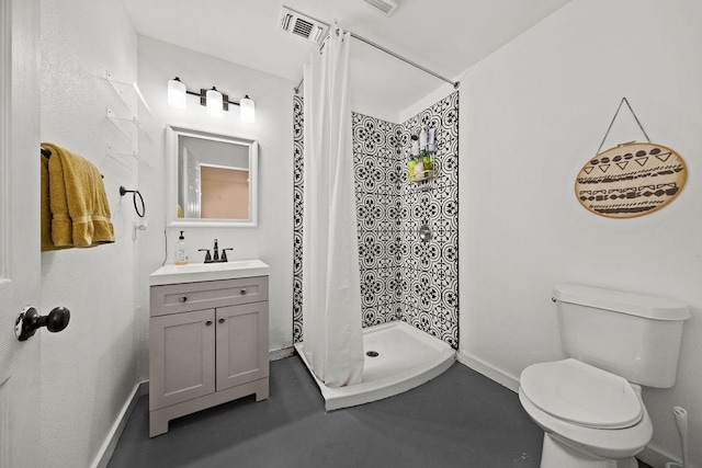 bathroom featuring a shower with curtain, vanity, and toilet