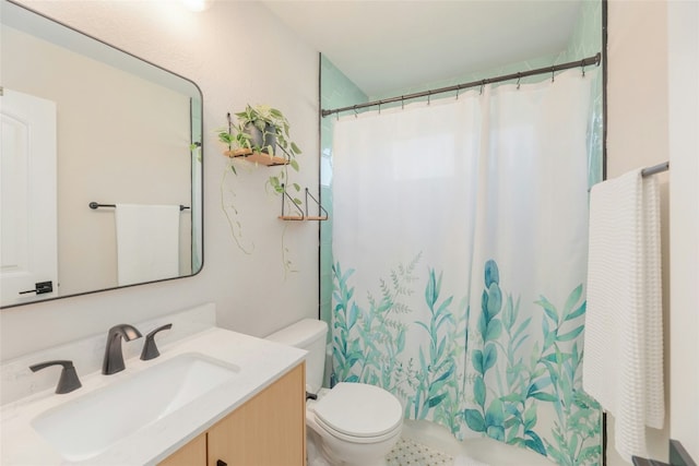 bathroom with a shower with curtain, vanity, and toilet