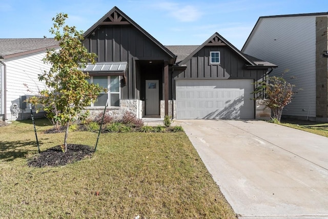 view of front facade featuring a front lawn and a garage