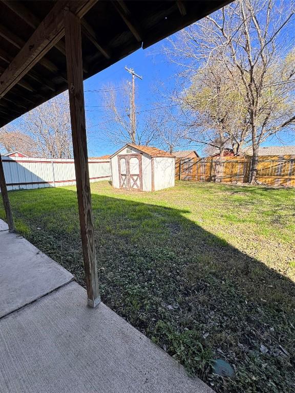 view of yard featuring a storage shed