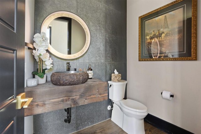 19204 Secretariat Pl, Spicewood, TX 78669 - bathroom featuring wood finished floors and backsplash