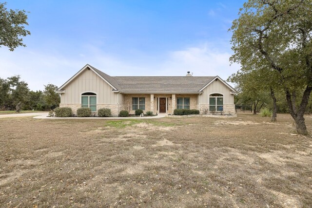 view of front of house featuring a front yard