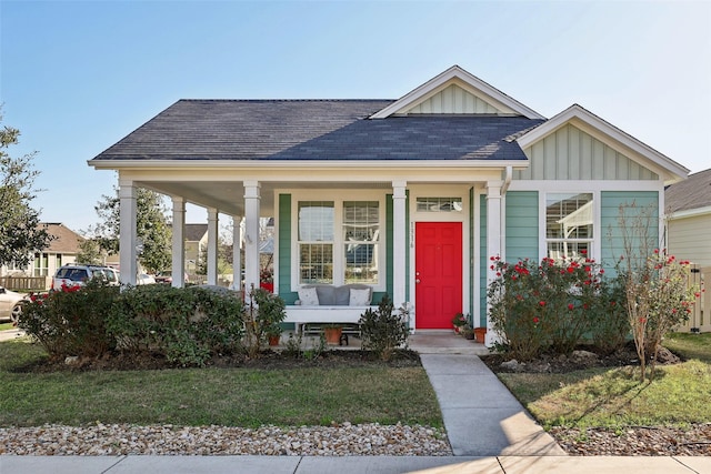 view of front facade with covered porch and a front lawn