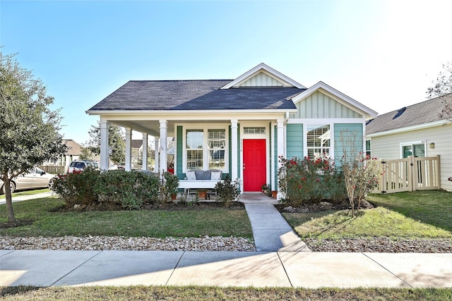 view of front facade featuring covered porch and a front lawn