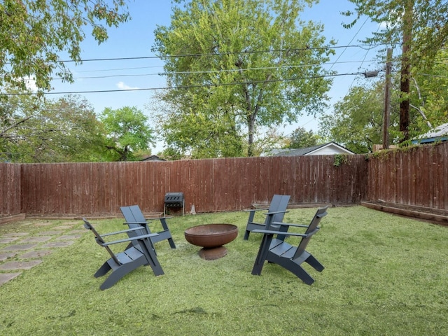 view of yard featuring a fire pit