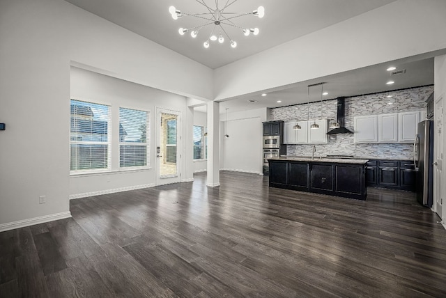 unfurnished living room with sink, dark wood-type flooring, and a chandelier